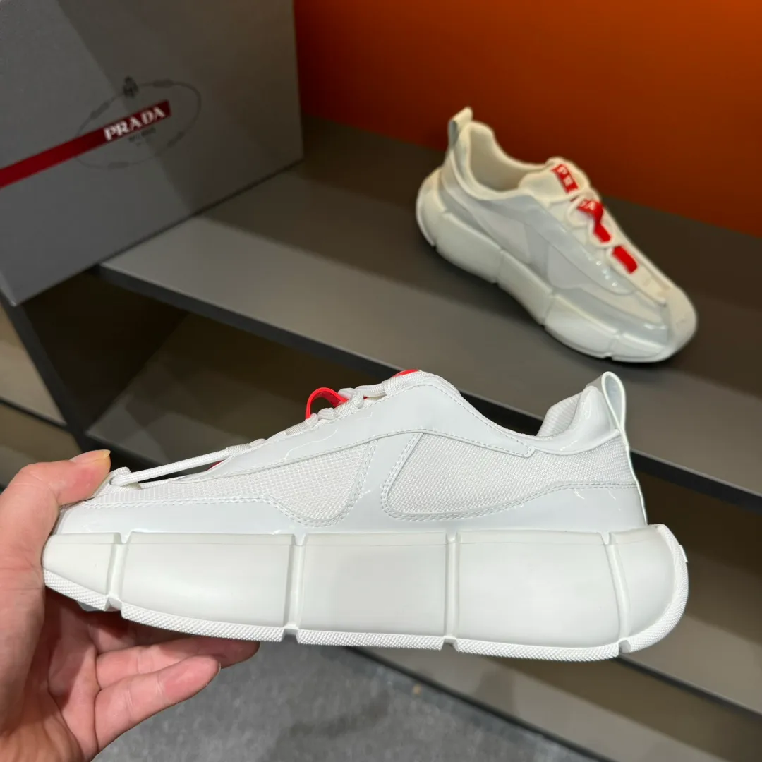 P460 PRADA/Prada men's lace-up leather casual sports shoes, the upper is made of cowhide leather and breathable mesh. It is soft, comfortable and breathable. The tongue is decorated with the PRADA brand letter logo. The thick rubber sole echoes the red label tongue. The style is fashionable and elegant. The details are carefully crafted. A casual sports shoe with a super western style and excellent breathability! Code number 38-45 (45 customized)